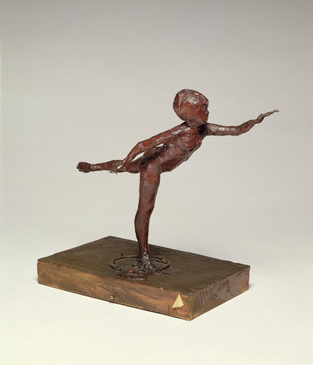 Sağ bacak üzerinde arabesk, sol kol önde, 1882-95 dolayları (kırmızı mum) by Edgar Degas