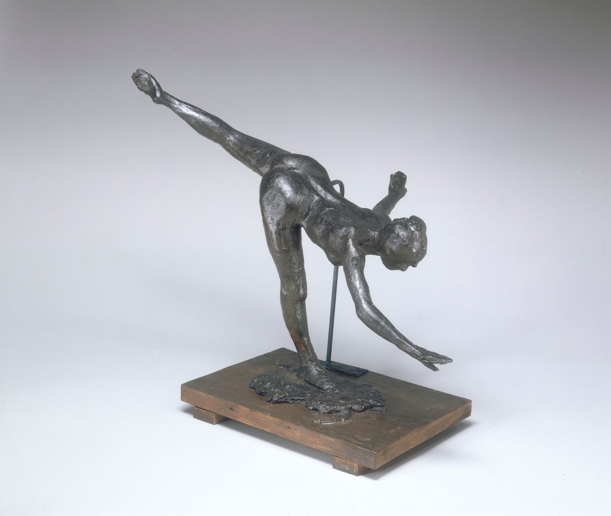 Grande Arabesque, Üçüncü Kez (First Arabesque Penche) c.1885-1890 (yeşilimsi-kahverengi ve siyah plastilin) by Edgar Degas