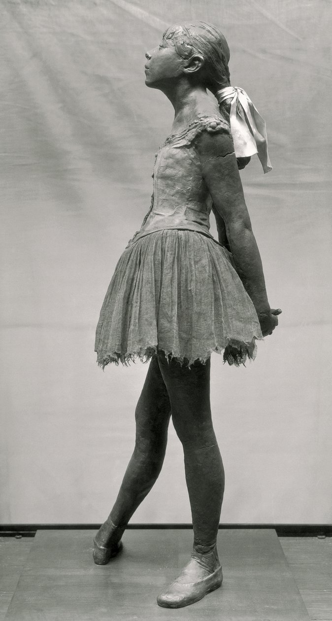 Küçük Dansçı, Yaş 14 (çok renkli bronz, muslin, saten ve ahşap taban) (ayrıca bkz. 100777 ve 100778) by Edgar Degas