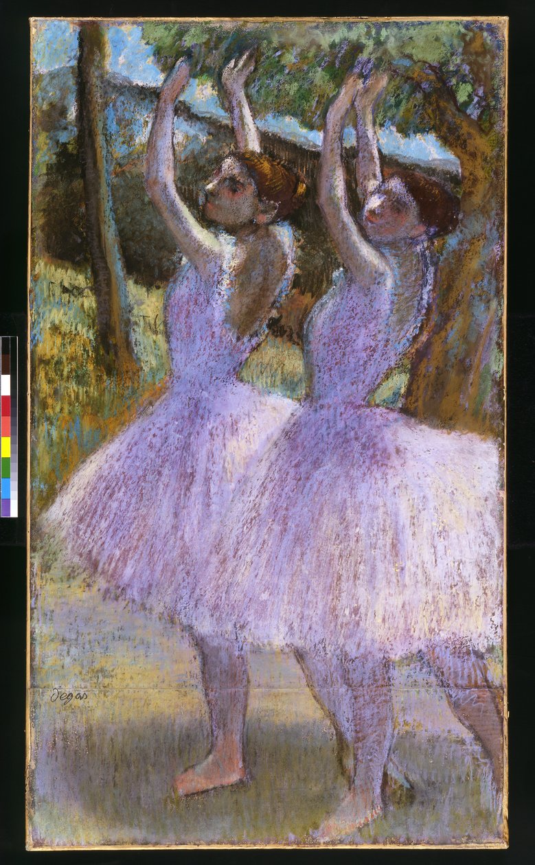 PD.2-1979 Menekşe elbiseli dansçılar, kolları havada, c.1900 (kağıt üzerinde pastel ve siyah tebeşir) by Edgar Degas