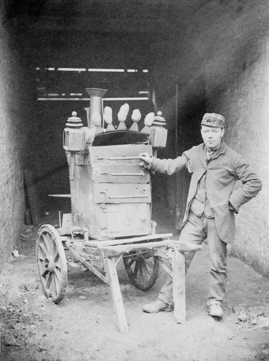 Fırında patates satıcısı, 1892 (bw fotoğraf) by Edgar Scamell