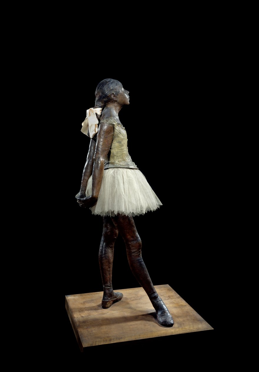 Ahşap kaide üzerine bronz patina, tül ve pembe saten üzerinde Edgar Degas (1834-1917) tarafından yapılmış 14 yaşında veya büyük dansçı giydirilmiş Heykel by Edgar Degas