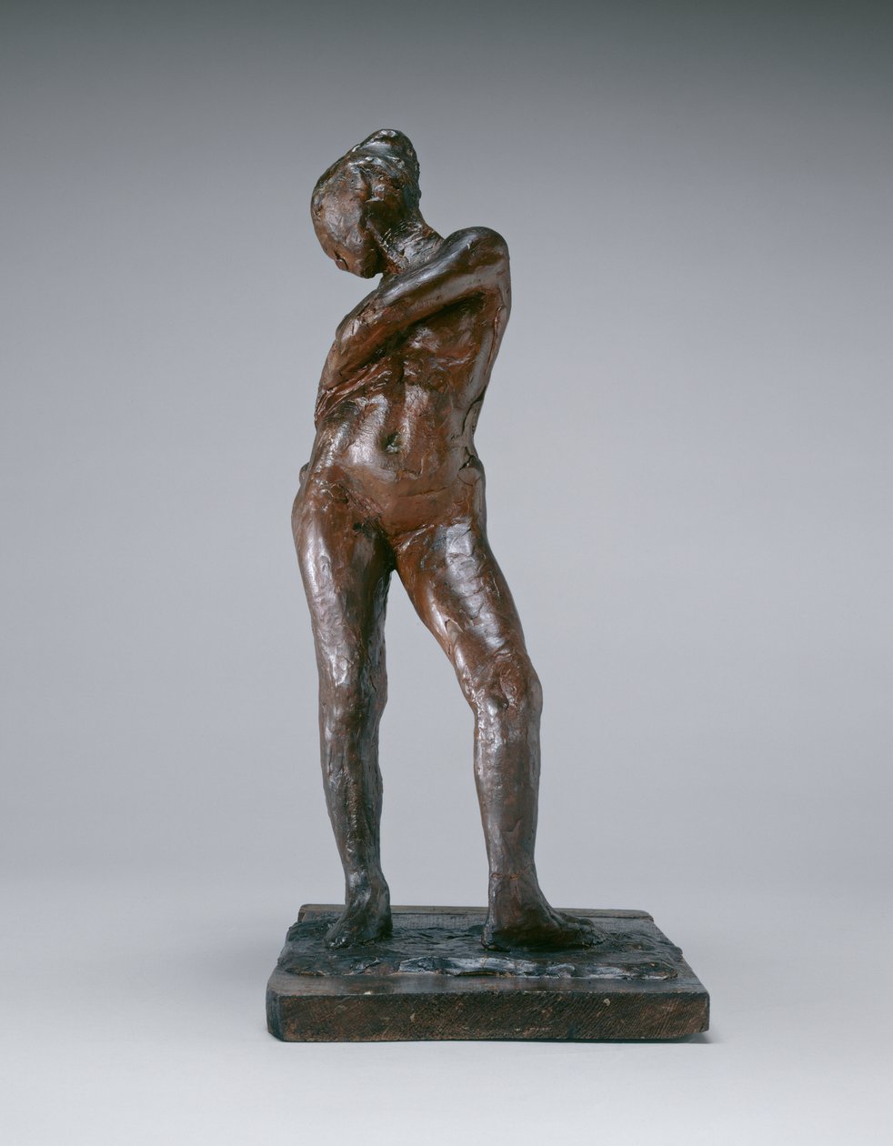 Taytının İpini Bağlayan Dansçı, 1885-1890 dolayları (pigmentli balmumu, plastilin, metal armatür, mantar, ahşap taban üzerine) by Edgar Degas