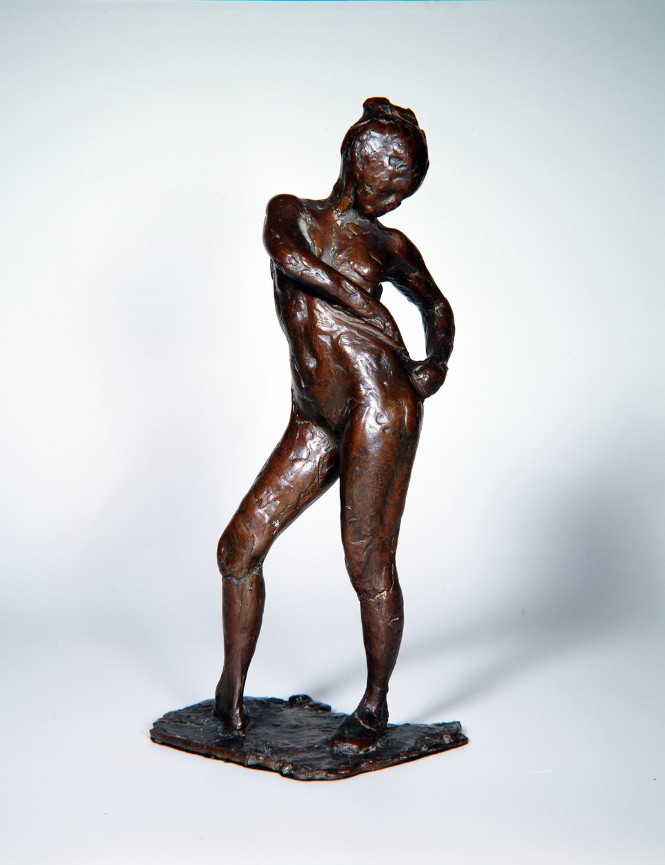 Taytının İplerini Bağlayan Dansçı, 1885-90 dolayları, döküm 1919 (bronz) by Edgar Degas