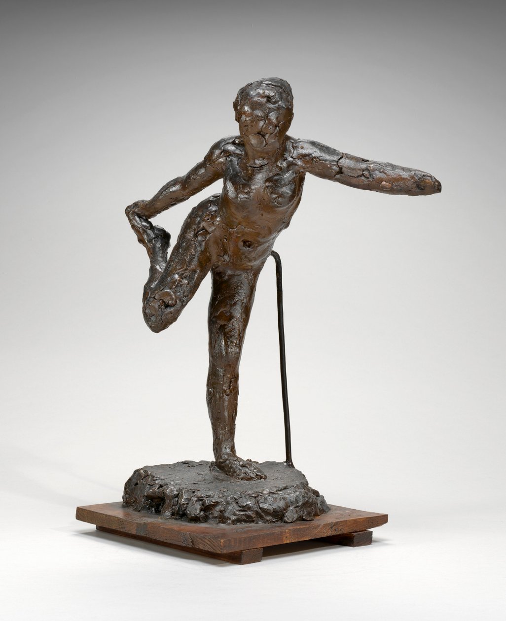 Sağ Ayağını Sağ Elinde Tutan Dansçı, c.1900-1911 (kahverengi mum ve plastilin) by Edgar Degas