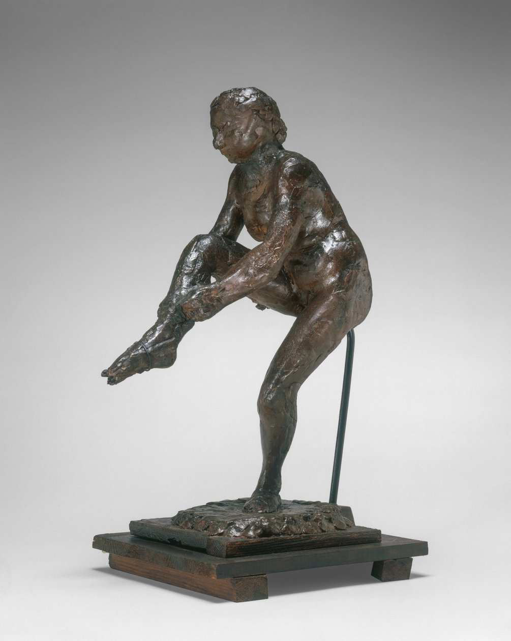 onun çorap koyarak dansçı by Edgar Degas