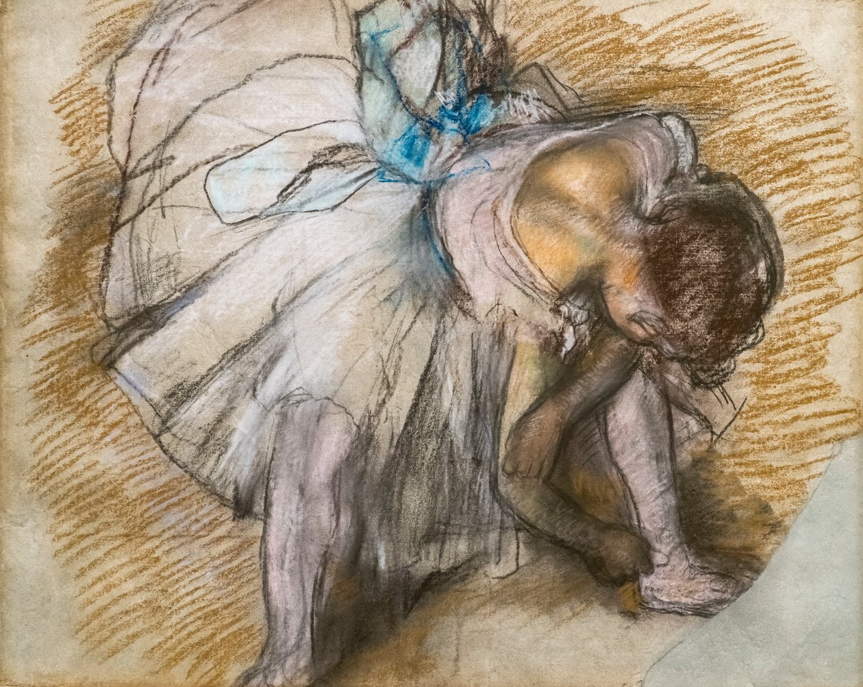 Dansçı ayakkabısını ayarlıyor. 1885. Kağıt üzerine pastel. by Edgar Degas