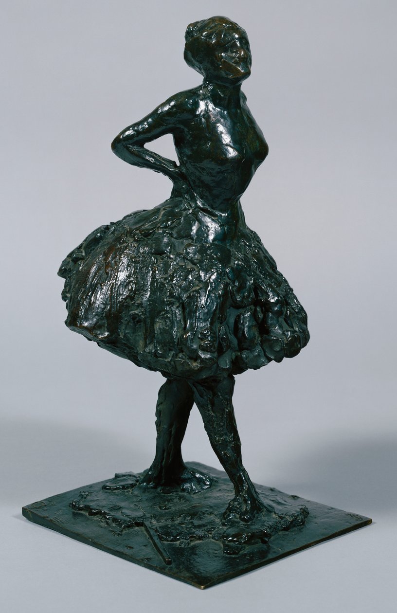 Gündelik elbiseli dansçı, elleri kalçalarında, sağ bacağı önde, döküm c.1919-21 by Edgar Degas