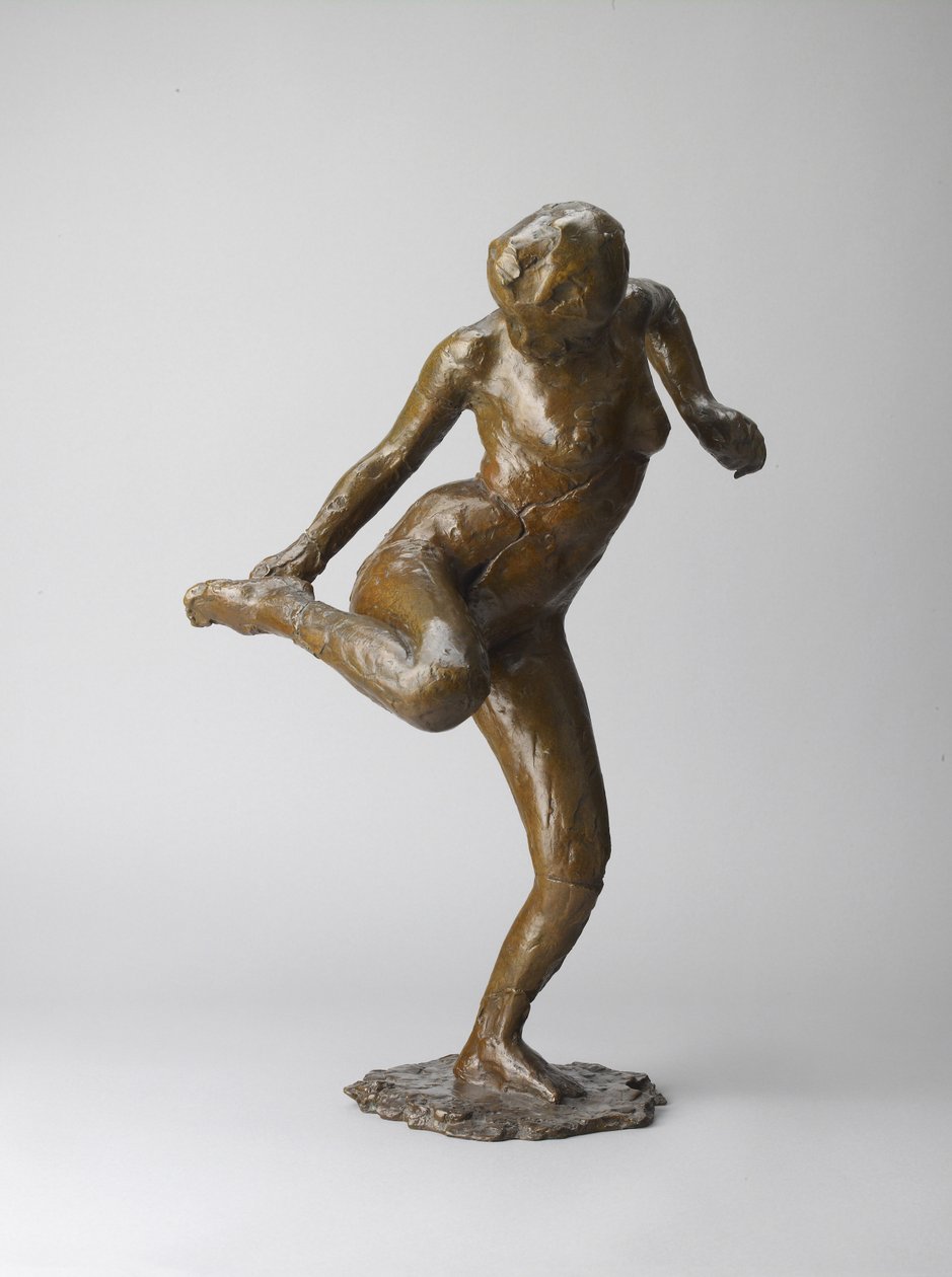 Sağ ayağının tabanına bakan dansçı (soluk ten rengi bir patine ile bronz. Boş, kayıp mum, alçı) by Edgar Degas