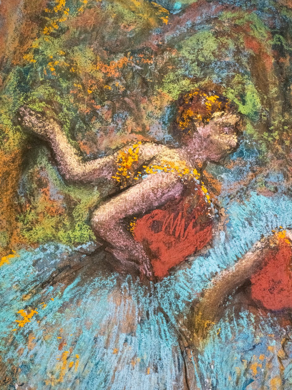 Üç dansçı (mavi etekler, kırmızı korsajlar) (detay). 1903 civarında. Kağıt üzerine pastel, karton üzerine yapıştırıcı. by Edgar Degas