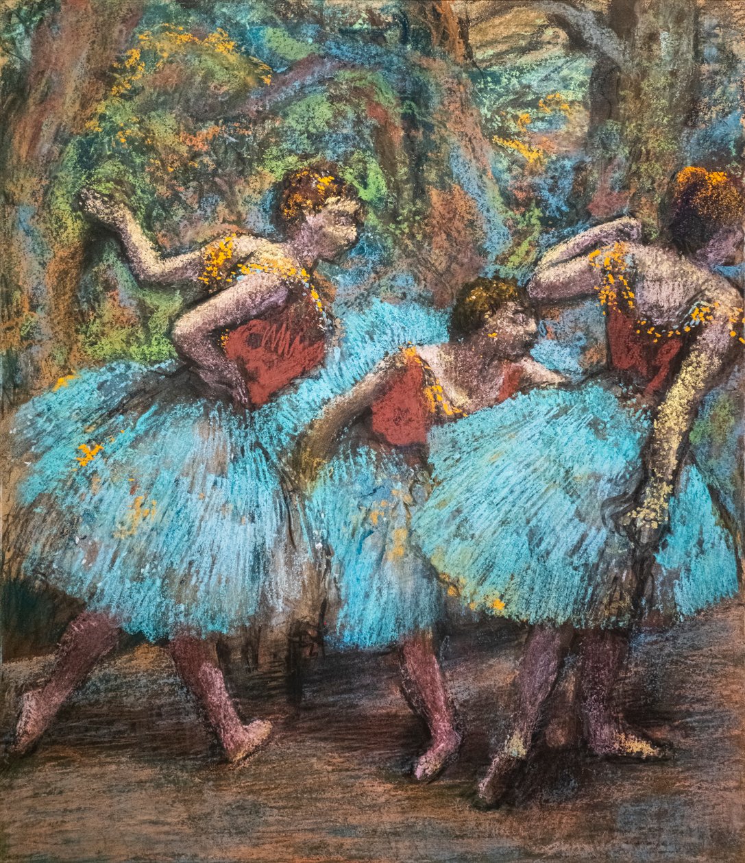 Üç dansçı (mavi etekler, kırmızı korsajlar). 1903 civarında. Kağıt üzerine pastel, karton üzerine yapıştırıcı. by Edgar Degas