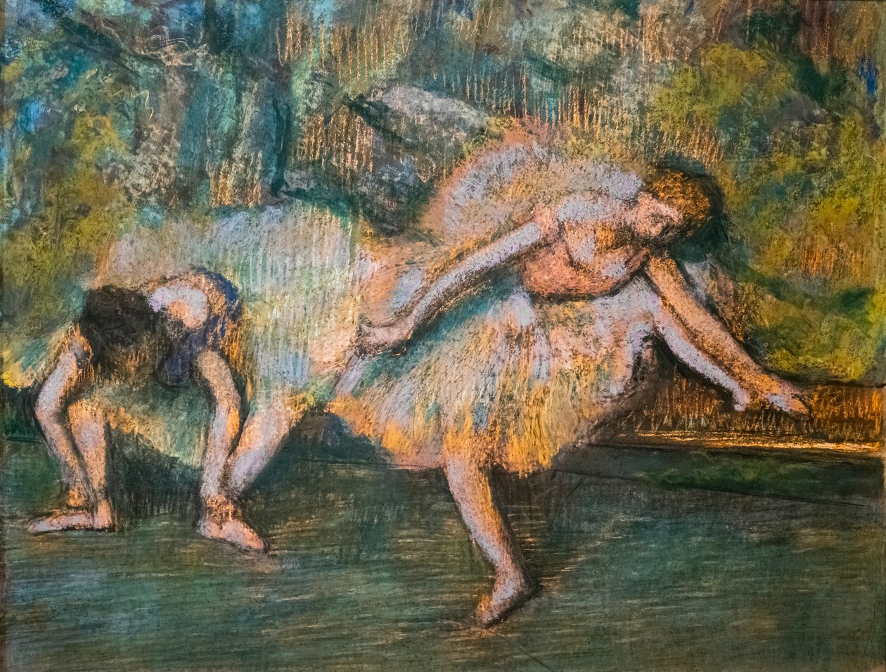 İki dansçı. 1900 civarında. Karton üzerine kağıt üzerine pastel. by Edgar Degas