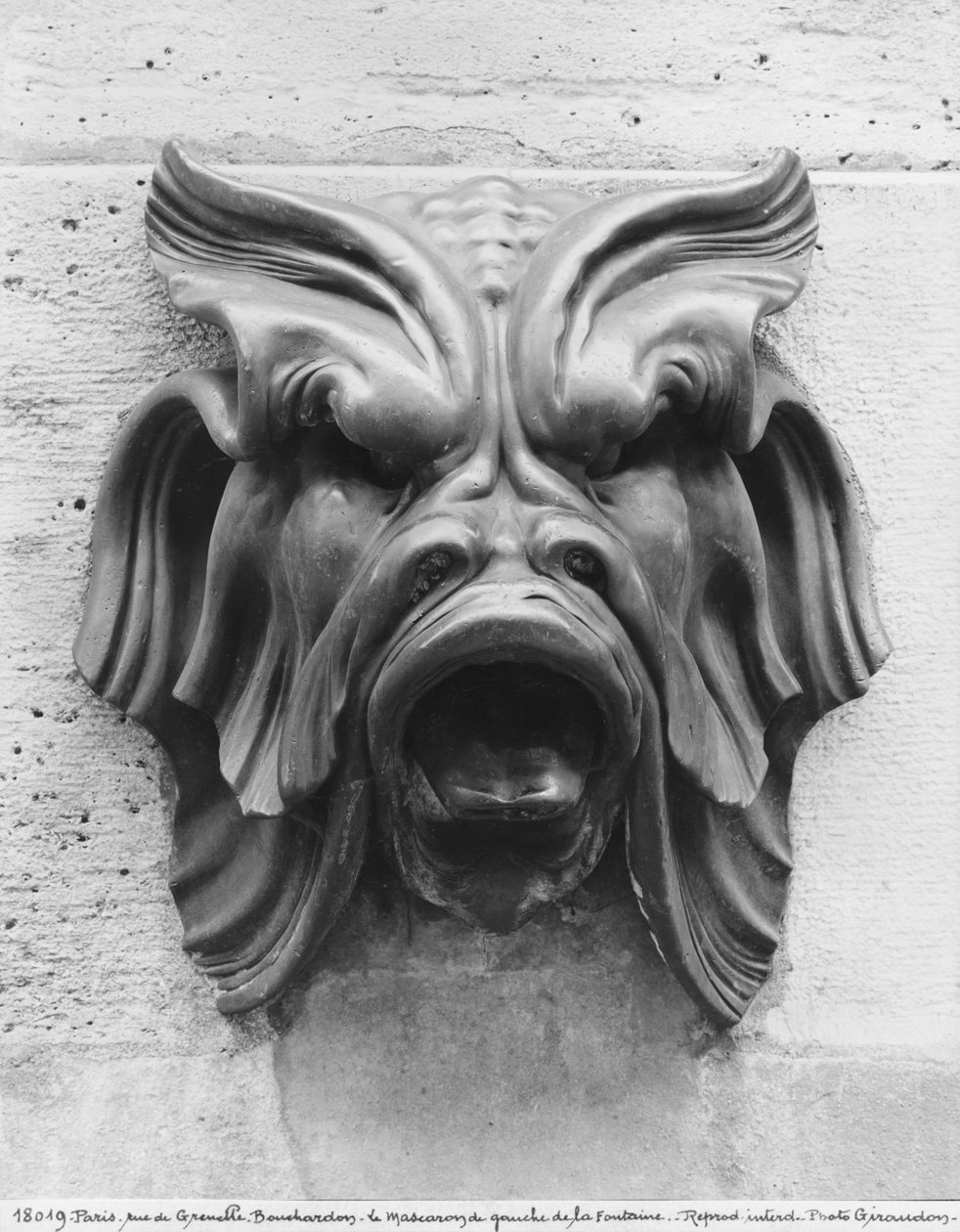 Dört Mevsim Çeşmesi, rue de Grenelle, sol grotesk maskenin detayı, 1739-46 ayrıca bkz. 346093, 346094, 346095, 346096 bronz bw photo by Edmé Bouchardon