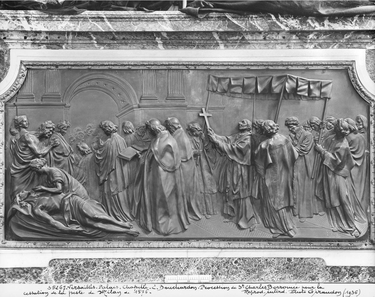 1576'da Milano'yu vebadan kurtarmak için St. Charles Borromeo'nun alayı (mermer) by Edmé Bouchardon