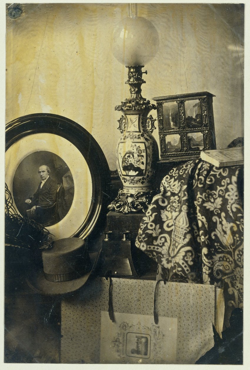 Asser, stereoskop ve portföyün fotoğrafik portresi ile natürmort by Eduard Isaac Asser