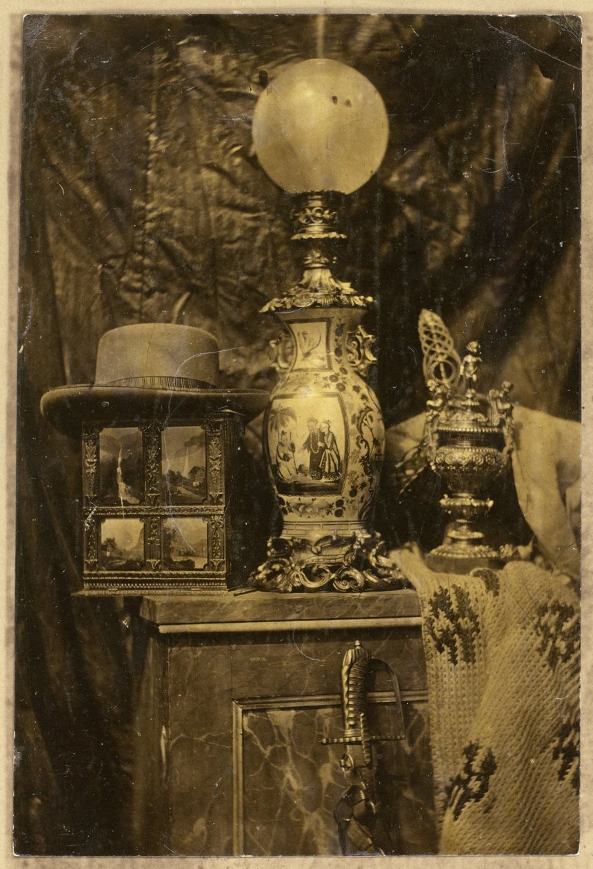 Stereoskop, şapka, Çin vazosu, gümüş kase ve epe ile natürmort by Eduard Isaac Asser