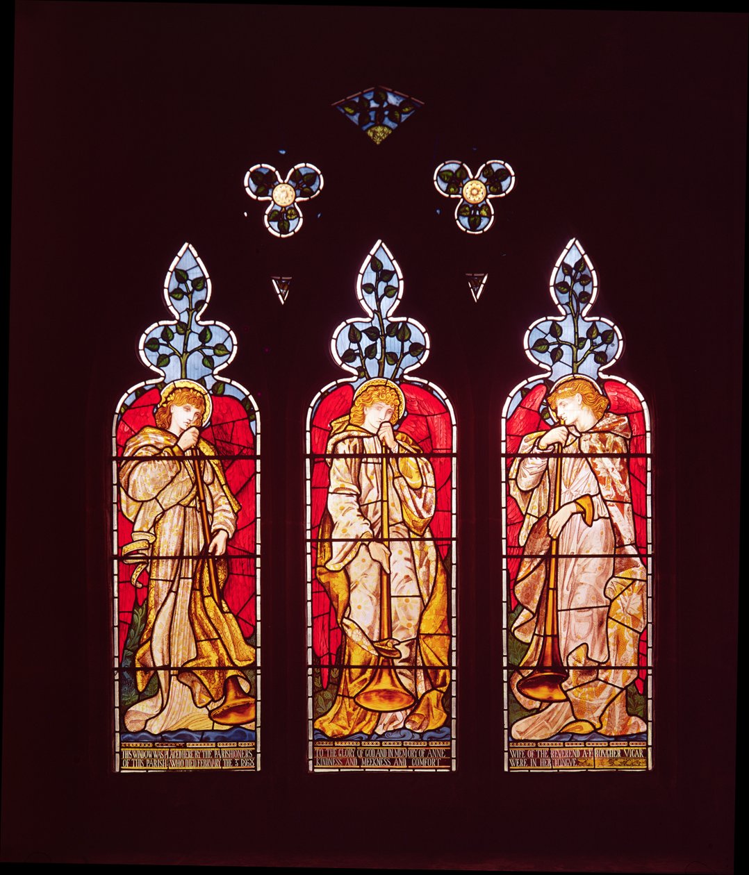Üç Trompetçi Melek, güney koridor penceresi, Morris, Marshall, Faulkner and Co. tarafından yapılmıştır (vitray) by Edward Burne Jones