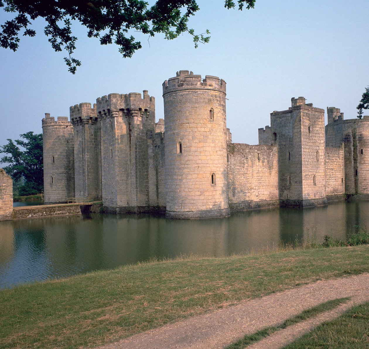 Bodiam Kalesi, 14. yüzyıl by Edward Dalyngrigge