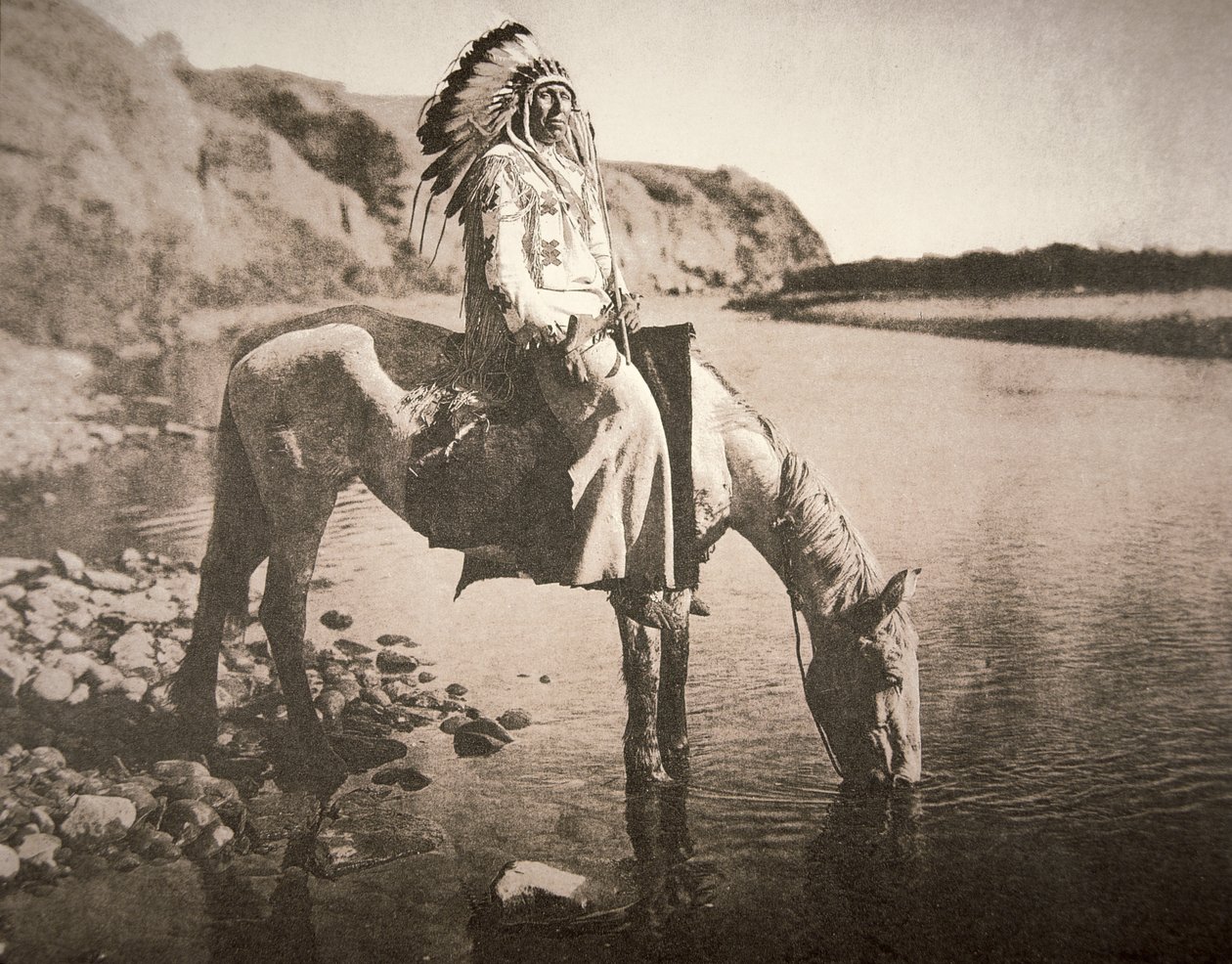 Blackfeet kabilesinin bir şefi, 1907 dolayları (s/b fotoğraf) by Edward Sheriff Curtis
