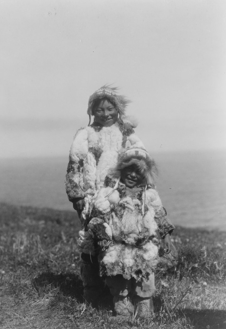 Ördek derisi parkalar giyen küçük bir çocuk ve daha yaşlı bir Eskimo, Nunivak Adası, Alaska, 1929 dolayları (s/b fotoğraf) by Edward Sheriff Curtis