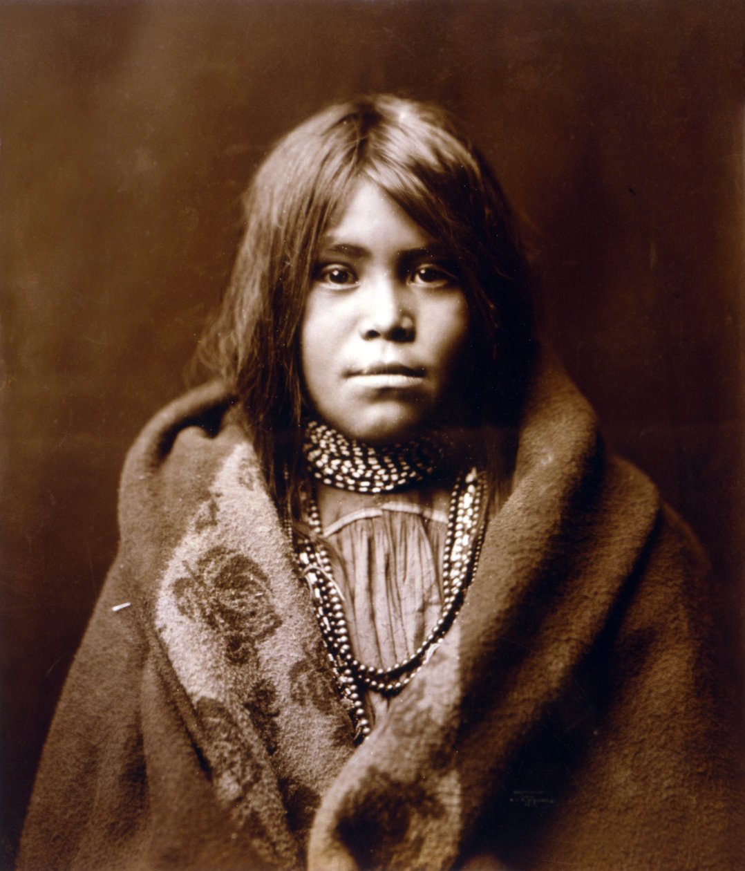 Bir Apaçi kızı, c. 1903, fotoğraf Edward S. Curtis by Edward Sheriff Curtis