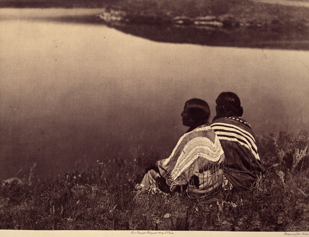 Bir boş saat - Bir huzur anı: Bir su kütlesinin kenarında oturan Piegan Kızılderilileri. Fotoğraf, Edward S. Curtis (1868-1952) tarafından Kuzey Amerika Kızılderilileri hakkında yayınlanan ve Theodore Roosevelt'in önsözüyle birlikte ansiklopedinin 6. c by Edward Sheriff Curtis