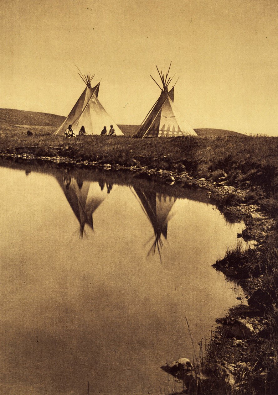 Su kenarında: Bir su kütlesinin kenarında kamp piegan. Fotoğraf, Edward S. Curtis (1868-1952) tarafından Kuzey Amerika Kızılderilileri hakkında yayınlanan ve Theodore Roosevelt'in önsözüyle birlikte ansiklopedinin 6. cildinden alınmıştır. 1907 ile 1930 by Edward Sheriff Curtis