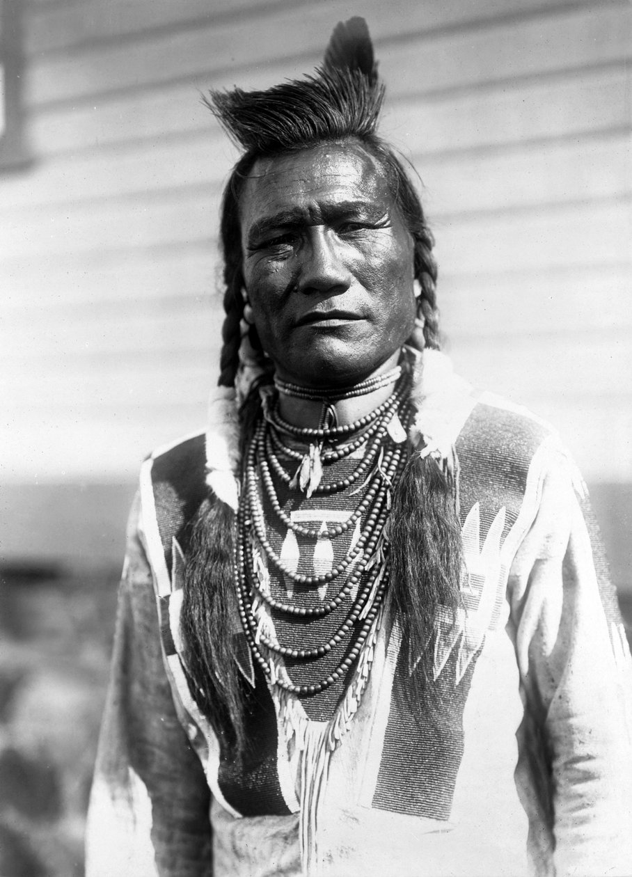 Bird Rattle, Kızılderili adam, yak. 1910, fotoğraf Edward S. Curtis by Edward Sheriff Curtis