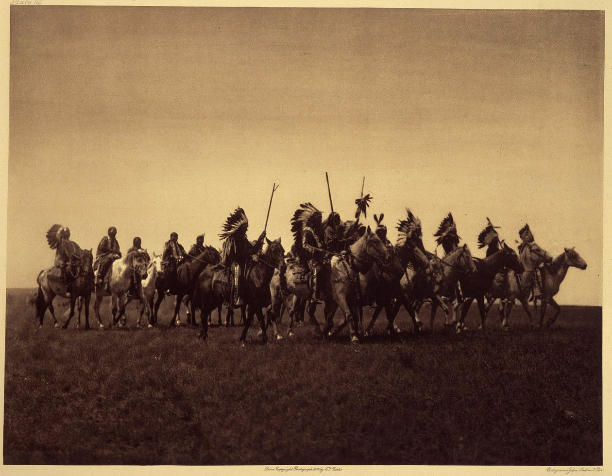Brate savaş partisi. Bir Sioux Brules grubu, düşmana karşı yapılan bir baskını tekrarlar. Edward S. Curtis'in Kuzey Amerika Kızılderilileri hakkındaki ansiklopedisinin (1868-1952) 3. cildinden alınan fotoğraf, Theodore Roosevelt'in önsözüyle. 1907  by Edward Sheriff Curtis
