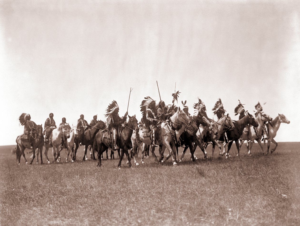 Brule Sioux Savaş Partisi, Edward S. Curtis, c.1907 (tonlu gümüş baskı) by Edward Sheriff Curtis