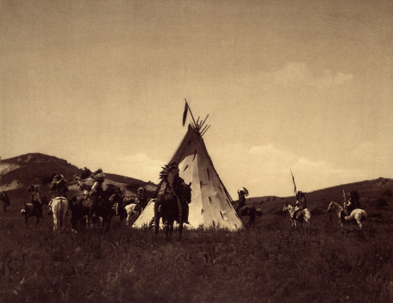 Sioux Kampı. Savaşçıların, bir düşman baskınına çıkmadan önce liderlerinin çadırının etrafında bir daire çizmesi adettendi. Edward S. Curtis'in Kuzey Amerika Kızılderilileri hakkındaki ansiklopedisinin (1868-1952) 3. cildinden alınan fotoğraf, Theodore by Edward Sheriff Curtis