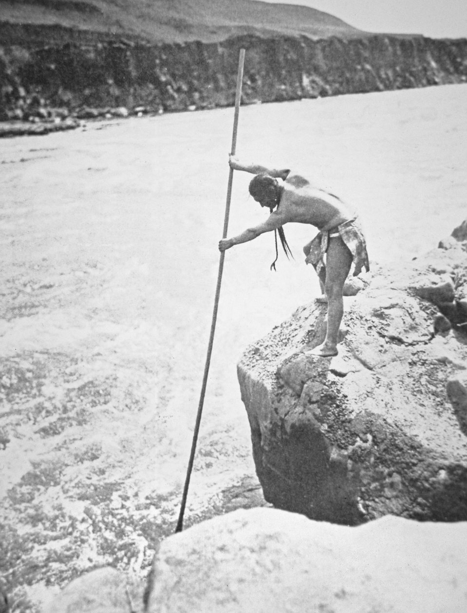 Chinook İnsanları Columbia Nehri'nde Somon Mızrakla Balık Tutuyor (s/b fotoğraf) by Edward Sheriff Curtis