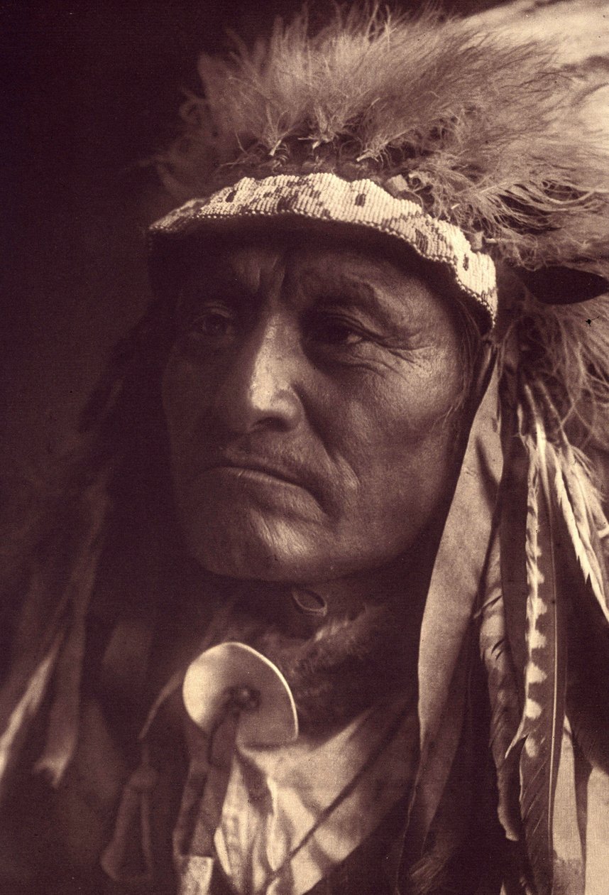 Crazy Thunder, a Sioux Teton (Oglala veya Ogalala) Edward S. Curtis'in Kuzey Amerika Kızılderilileri hakkındaki ansiklopedisinin (1868-1952) 3. cildinden bir fotoğraf, Theodore Roosevelt'in önsözüyle. 1907 ile 1930 yılları arasında 20 cilt yayınlan by Edward Sheriff Curtis
