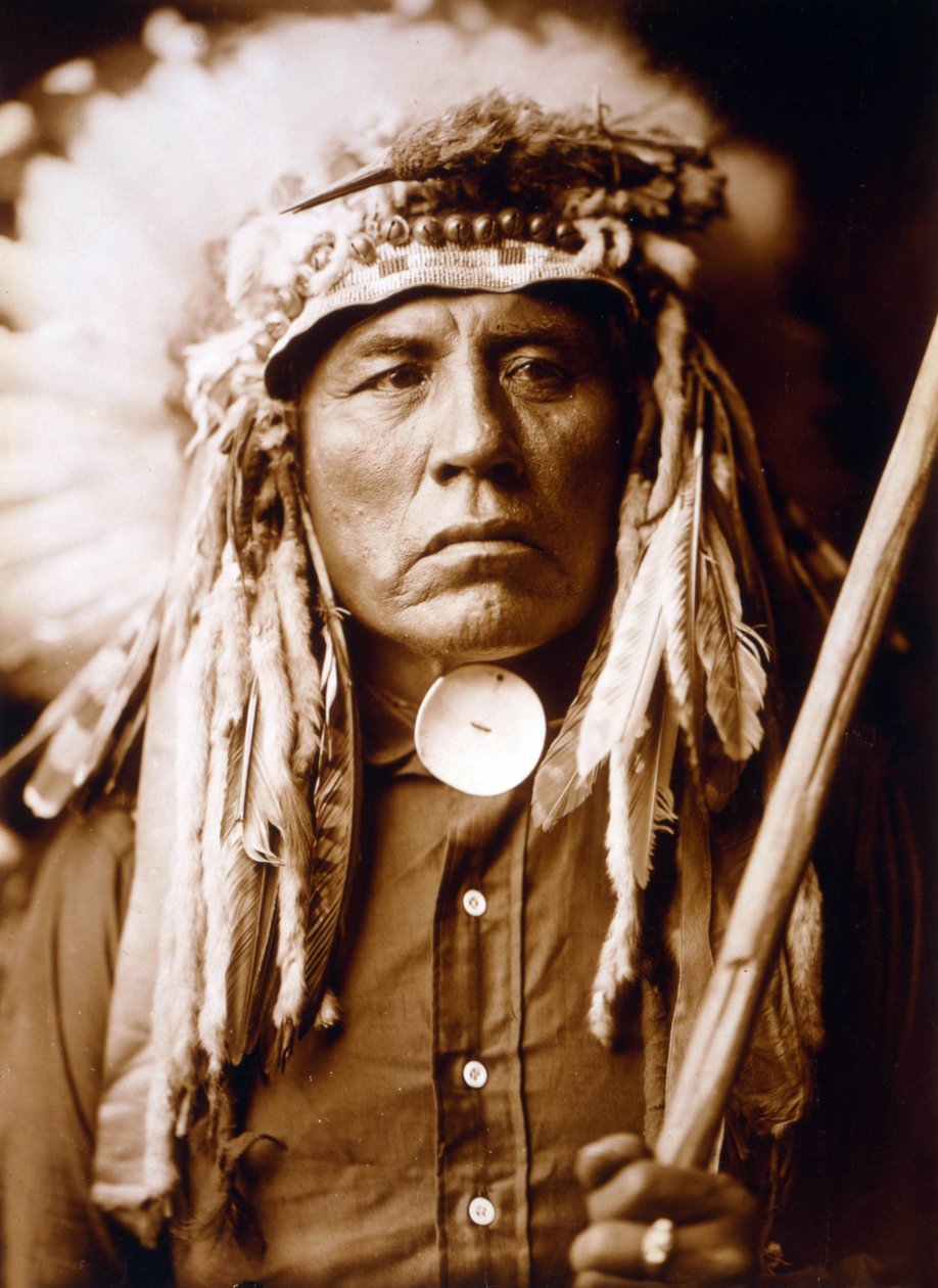 Curley, Apsaroke adam, başlık takıyor, yak. 1905, fotoğraf Edward S. Curtis by Edward Sheriff Curtis