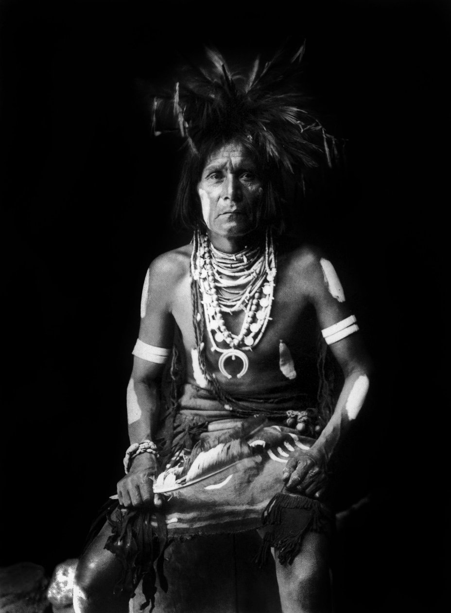 Hopi Kızılderilisi, boynuna bir Naja takıyor, fotoğraf, Edward S. Curtis, c. 1921 by Edward Sheriff Curtis