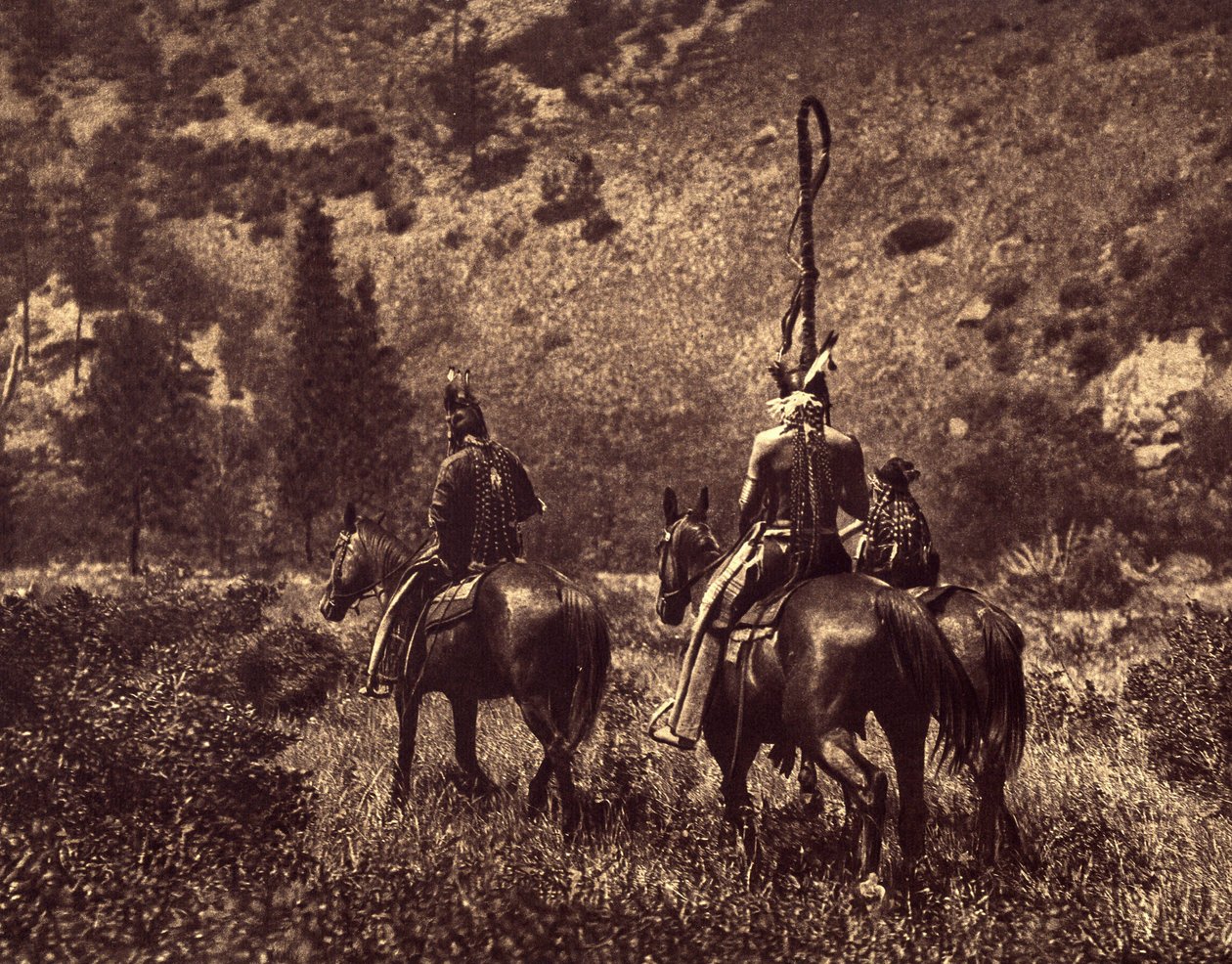 Siyah Canon'da. Apsaroke, yalnızca dağ sakinleri olmamakla birlikte, her zaman tepeleri sevmiş, monoton çayırları tercih etmiştir... ormanların gölgesini ve berrak nehirleri. Fotoğraf, başın arkasına bir saç bandı takma geleneğini göstermektedir. by Edward Sheriff Curtis