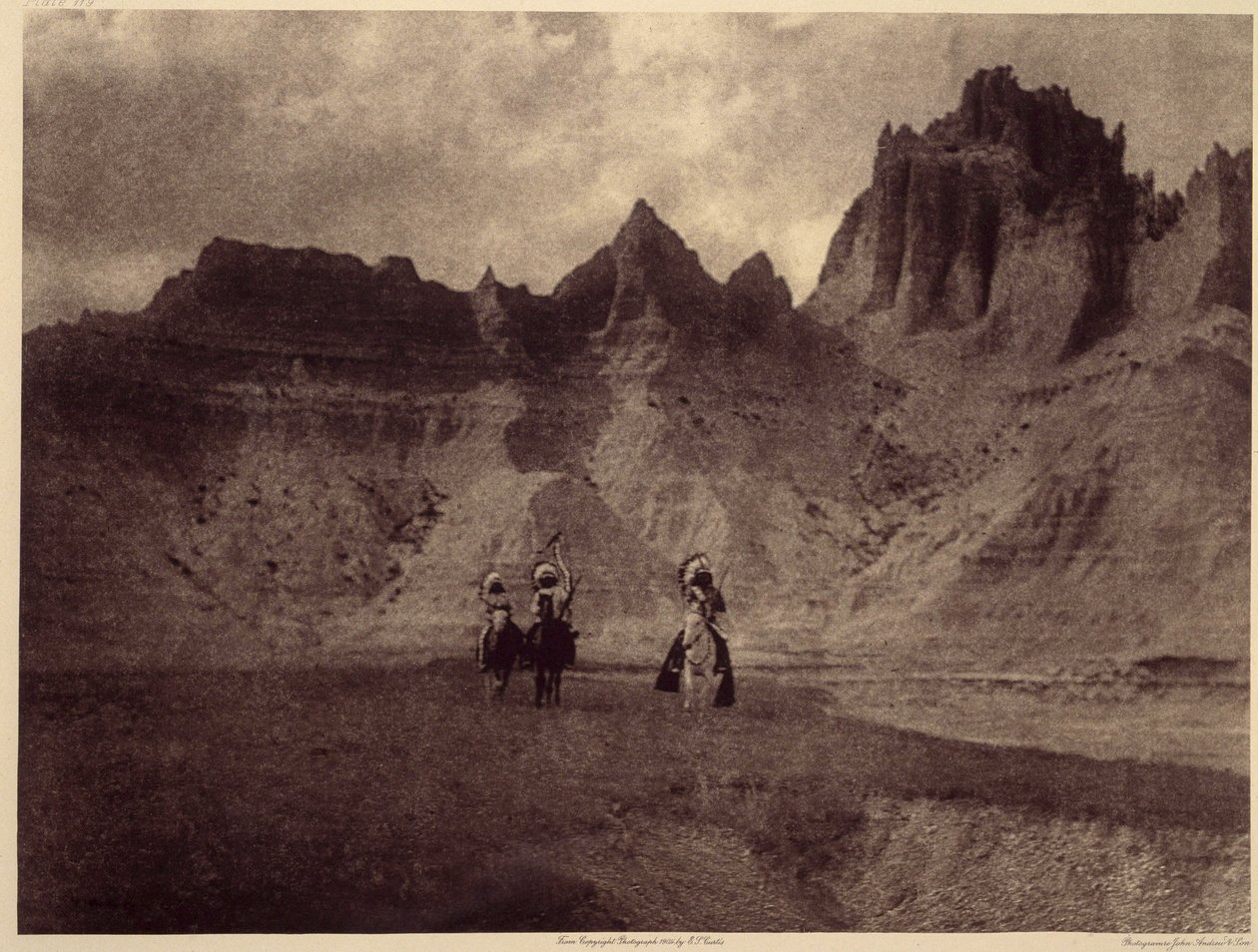 Badlands'de. Bu harika görüntü, Güney Dakota, Badlands, Pine Rige Reserve'deki Sheep Mountain'da çekildi. Edward S. Curtis'in Kuzey Amerika Kızılderilileri hakkındaki ansiklopedisinin (1868-1952) 3. cildinden alınan fotoğraf, Theodore Roose by Edward Sheriff Curtis