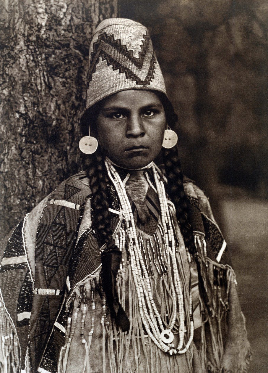 Amerika Kızılderilisi: Umatilla Kızının Portresi by Edward Sheriff Curtis