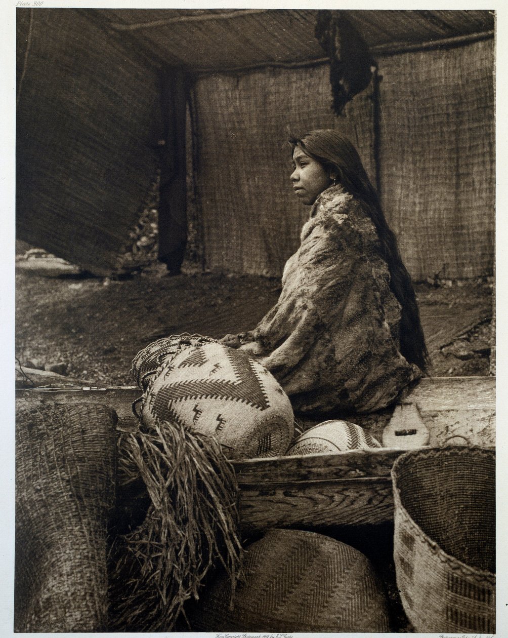 Amerika Kızılderilileri: Skokomish kabilesinin şefinin kızı olan genç bir Hintli kız by Edward Sheriff Curtis