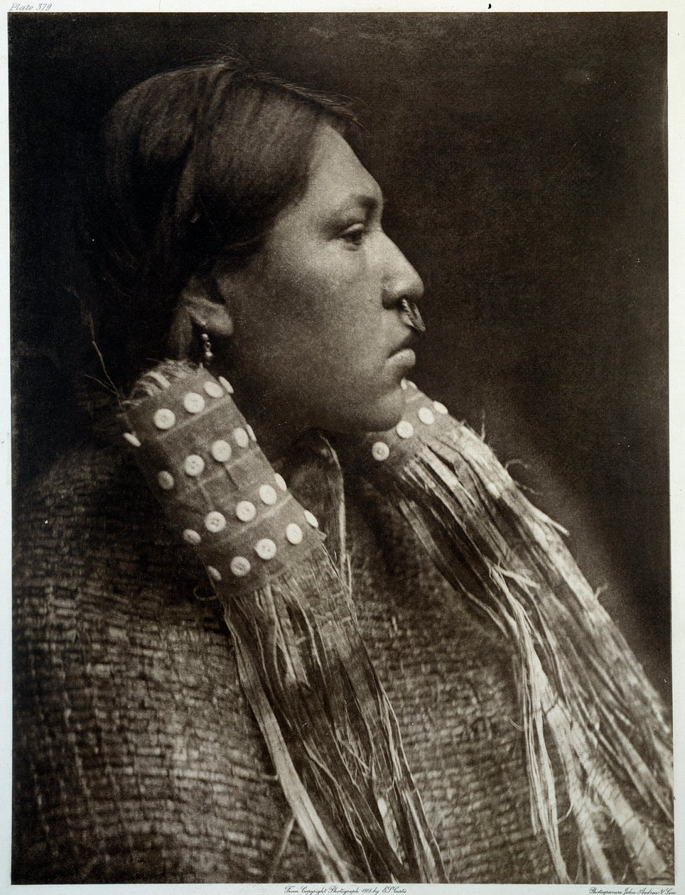 Amerika Kızılderilileri: burnuna piercing takan Hintli bir kızın portresi by Edward Sheriff Curtis