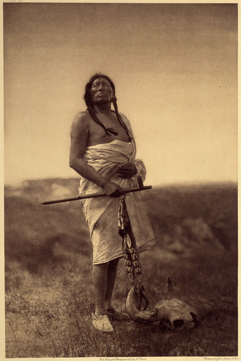 Erkek doktor. Muhtemelen Sioux, elinde kalamar ve ayaklarında bufalo kafatası. Edward S. Curtis'in Kuzey Amerika Kızılderilileri hakkındaki ansiklopedisinin (1868-1952) 3. cildinden alınan fotoğraf, Theodore Roosevelt'in önsözüyle. 1907 ile 1930 yı by Edward Sheriff Curtis