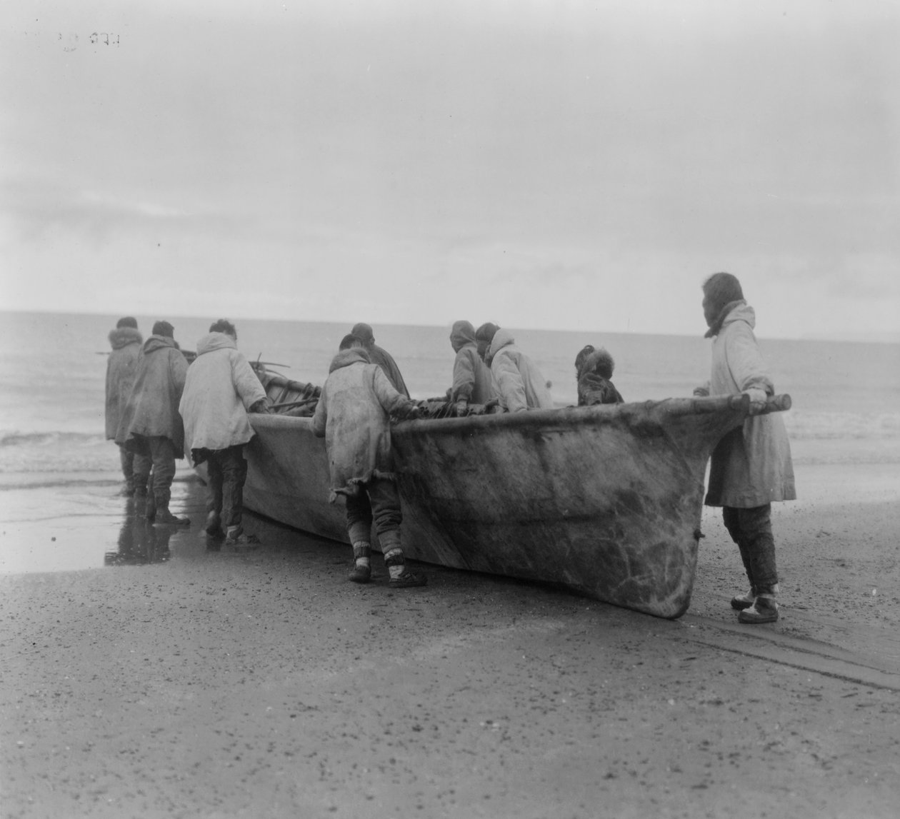 Galler Prensi Burnu'nda bir balina teknesini denize indiren Yerli Amerikalılar, Alaska, 1929 dolayları (s/b fotoğraf) by Edward Sheriff Curtis