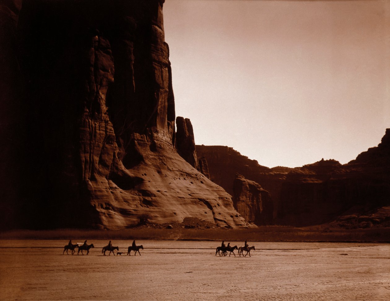 Navajo Riders, Edward S. Curtis, c.1904 (tonlu gümüş baskı) by Edward Sheriff Curtis