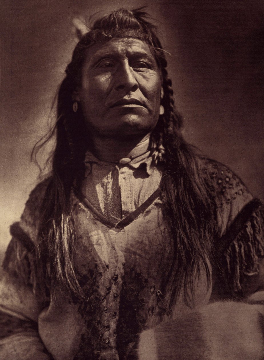 Yeni Sandık, Indian Piegan. Fotoğraf, Edward S. Curtis (1868-1952) tarafından Kuzey Amerika Kızılderilileri hakkında yayınlanan ve Theodore Roosevelt'in önsözüyle birlikte ansiklopedinin 6. cildinden alınmıştır. 1907 ile 1930 yılları arasında 20 cilt y by Edward Sheriff Curtis