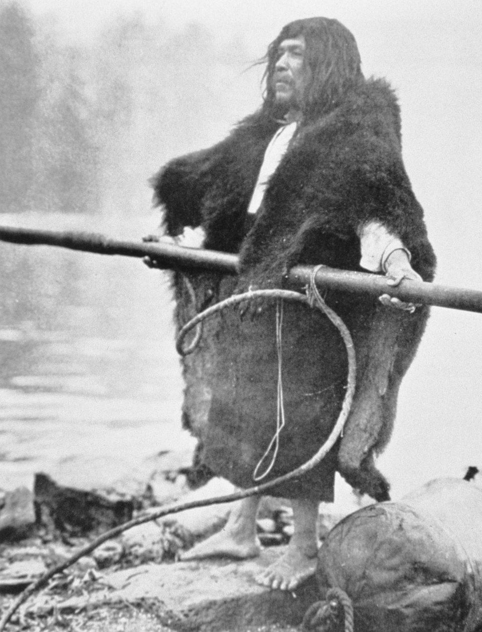 Balina avcısı zıpkınlı Nootka Kızılderilisi, 1900 dolayları (s/b fotoğraf) by Edward Sheriff Curtis