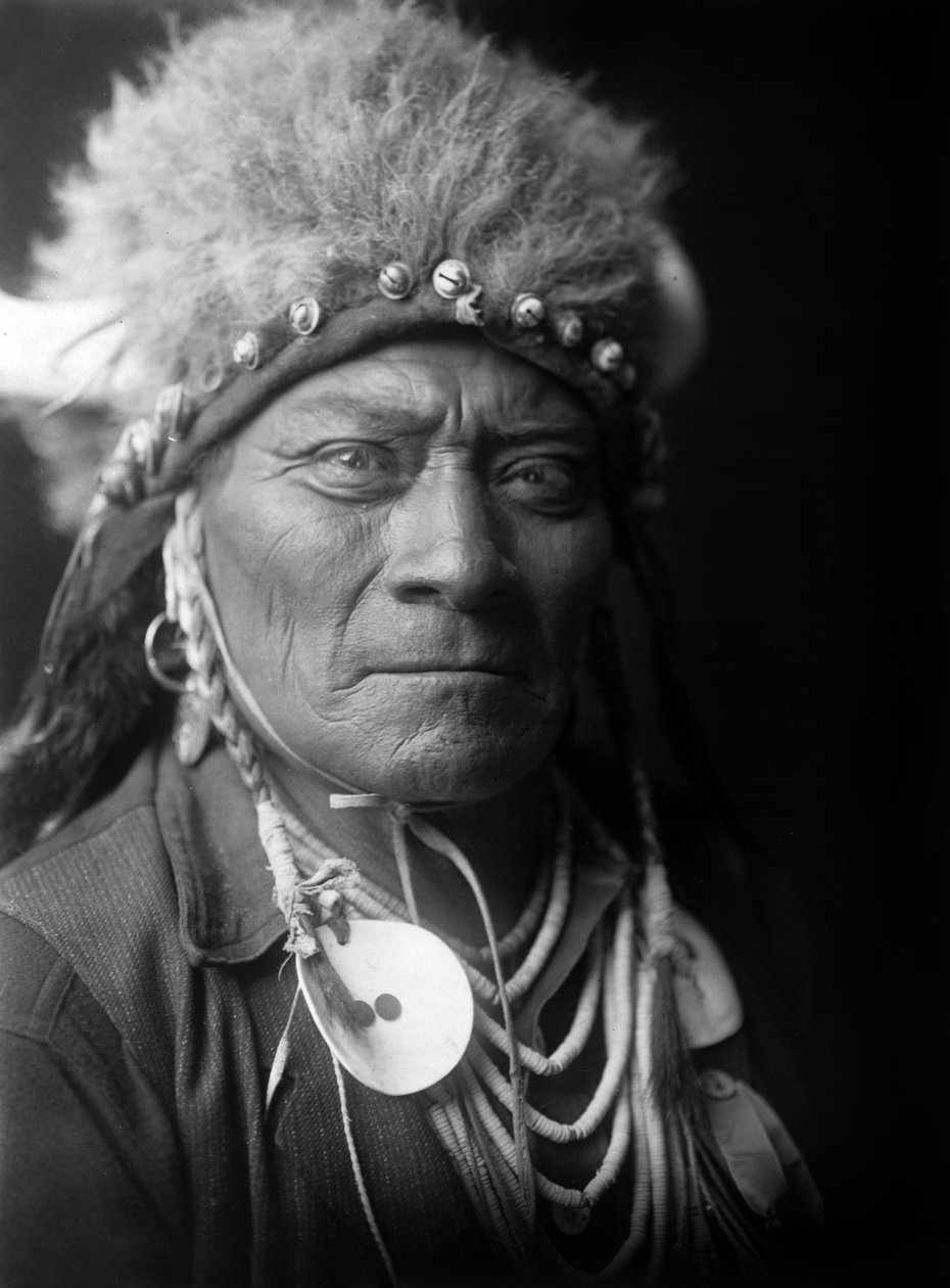 Bir Mavi Boncuk, kızılderili, yak. 1908, fotoğraf Edward S. Curtis by Edward Sheriff Curtis