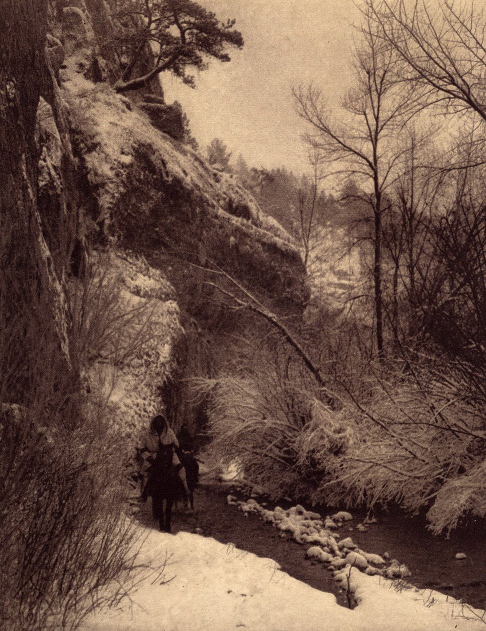 Uçurumdan geçerken, kış sahnesi. Apsaroke Kızılderilileri Montana, Pryor Nehri üzerindeki karda bir uçurum boyunca ilerliyorlar. Edward S. Curtis (1868-1952) tarafından yayınlanan Kuzey Amerika Kızılderilileri konulu ansiklopedinin 4. cildinden alınan foto by Edward Sheriff Curtis