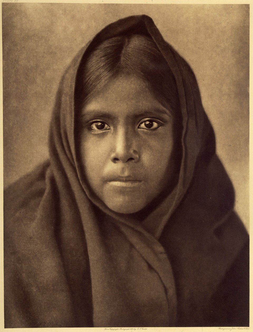 Qahatika kızı. Genç Qahatika kızı. Bu çöl Kızılderilileri, Pimas Koruma Alanı'ndan (Arizona) yaklaşık 60 kilometre uzakta yaşıyor. Edward S. Curtis'in Kuzey Amerika Kızılderilileri hakkındaki ansiklopedisinin (1868-1952) 2. cildinden alınan fotoğra by Edward Sheriff Curtis