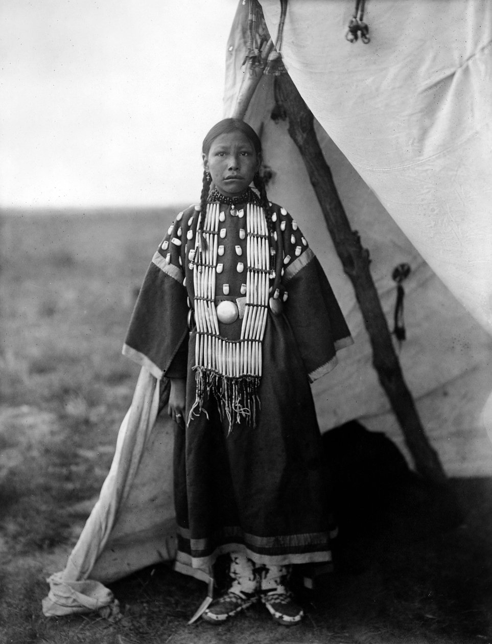 Rosa Lame Dog, tipi'nin kapısında duran Dakota kadını, c. 1905, fotoğraf Edward S. Curtis by Edward Sheriff Curtis
