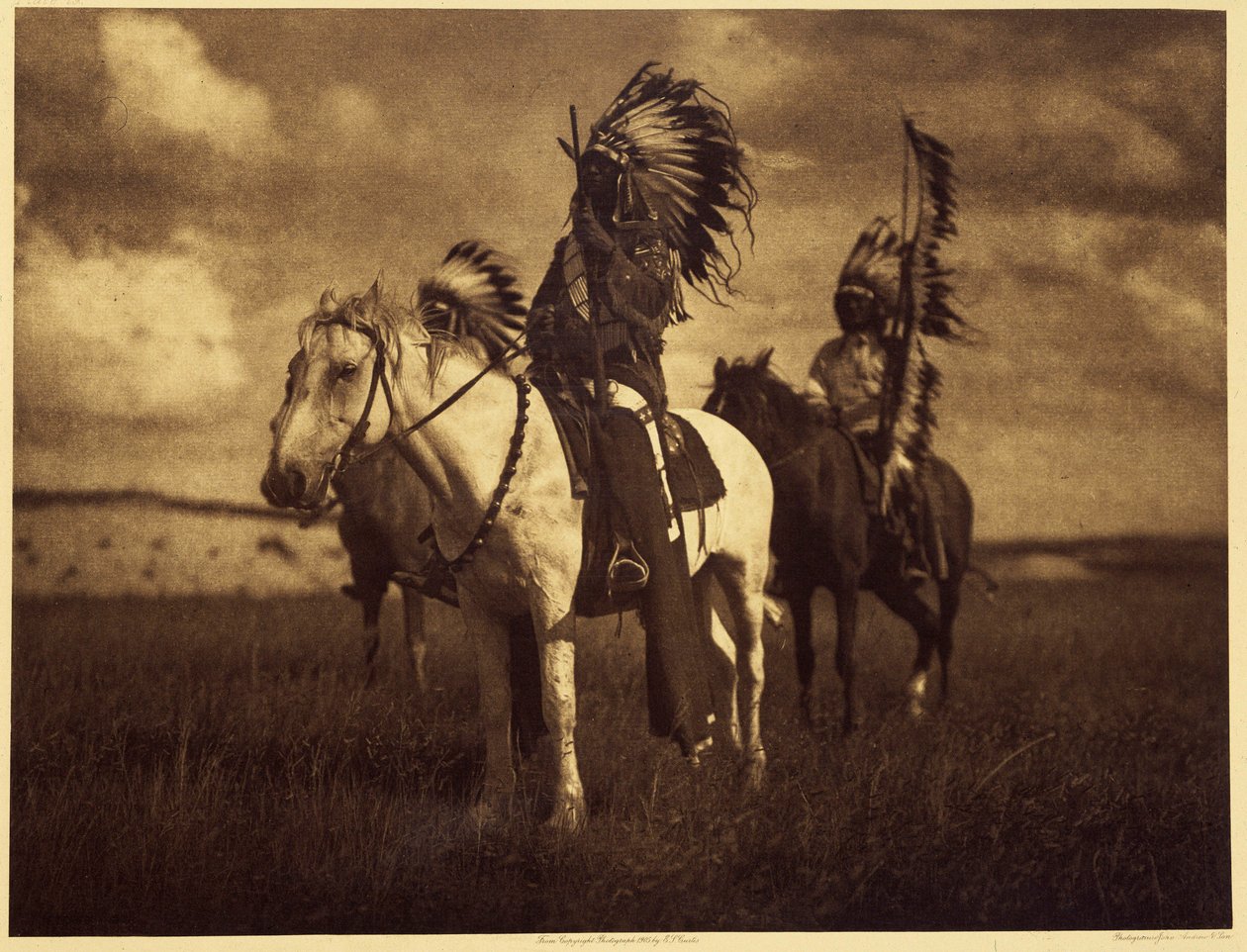 Sioux şefleri. Çok sık olarak, iki veya üç adam bir savaş birliği oluşturdu ve haftalarca veya aylarca oradan ayrıldı. Bazen kafa derileri, atlar veya kadınlarla gelirlerdi. Sonra, büyüklüğü ne olursa olsun, savaş birliği yenilgiyi biliyordu ve endişeli ka by Edward Sheriff Curtis